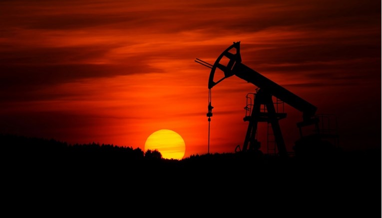 Cijene nafte podigle se prema 89 dolara zbog zabrinutosti za opskrbu