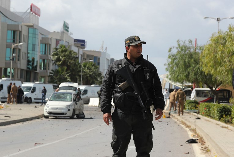 Samoubilački napad na američko veleposlanstvo u Tunisu, poginuo policajac