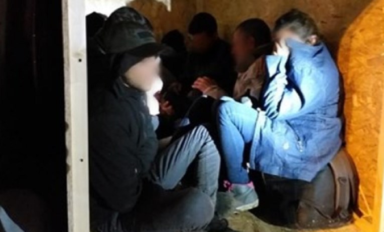 VIDEO Policija na A3 pronašla migrante zatočene u sanduku, sve su snimili