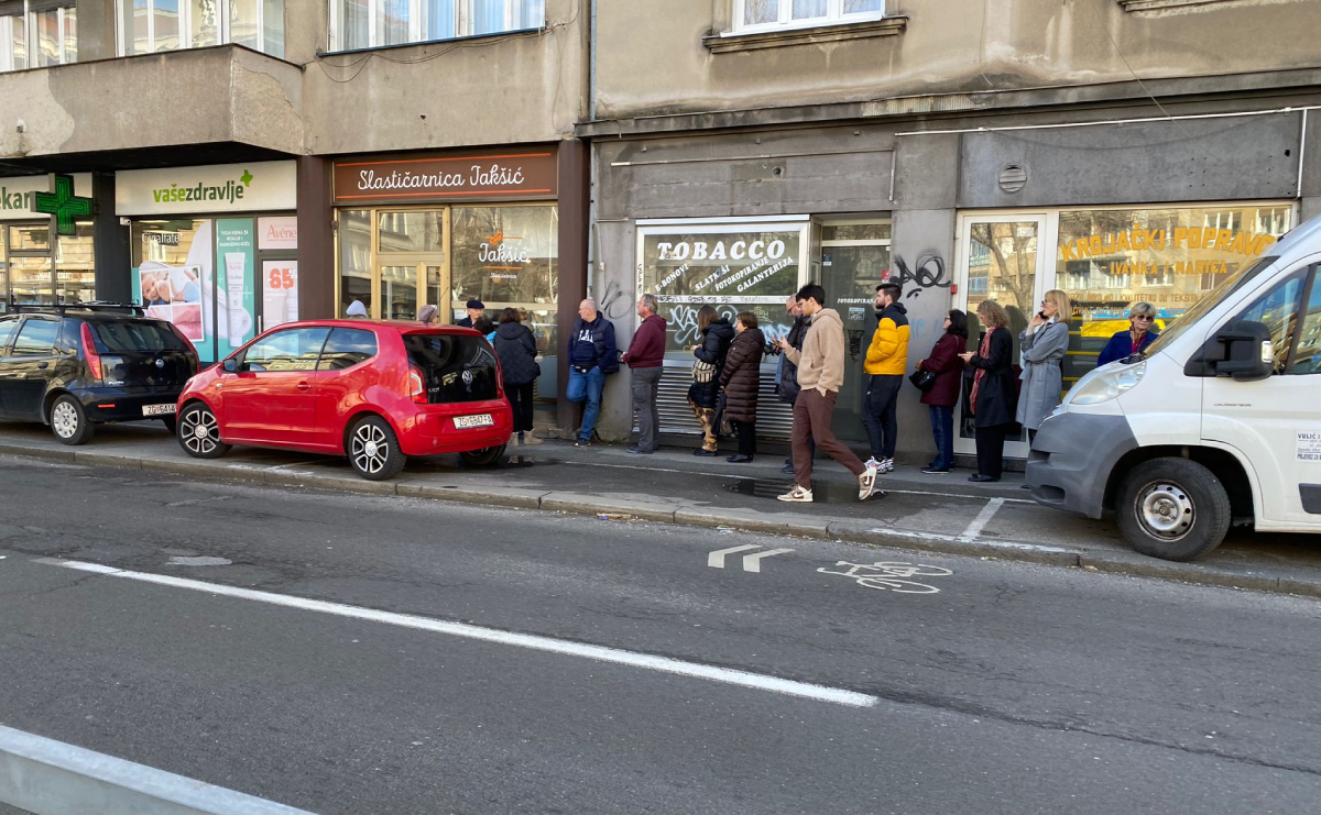 Ispred zagrebačke slastičarnice od jutra je red. Ljudi čekaju - krafne
