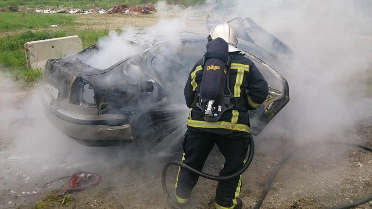Prijetio čovjeku u Istri pa mu zapalio Mercedes. Izgorjela 2 auta