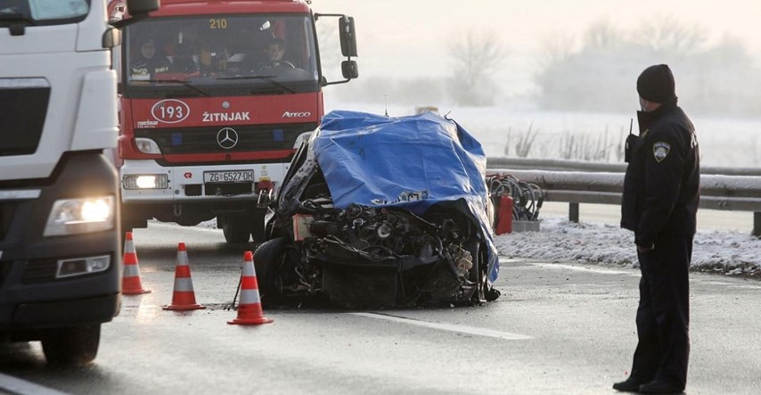 Detalji teške nesreće na A3: Vozač Passata jurio i zabio se u ralicu, poginuo je