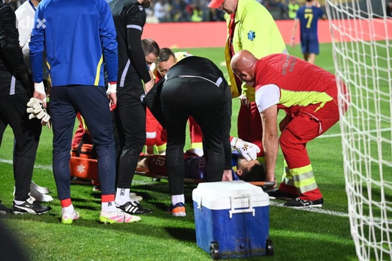 Teška ozljeda golmana BiH uoči SP-a. Na nosilima napustio teren
