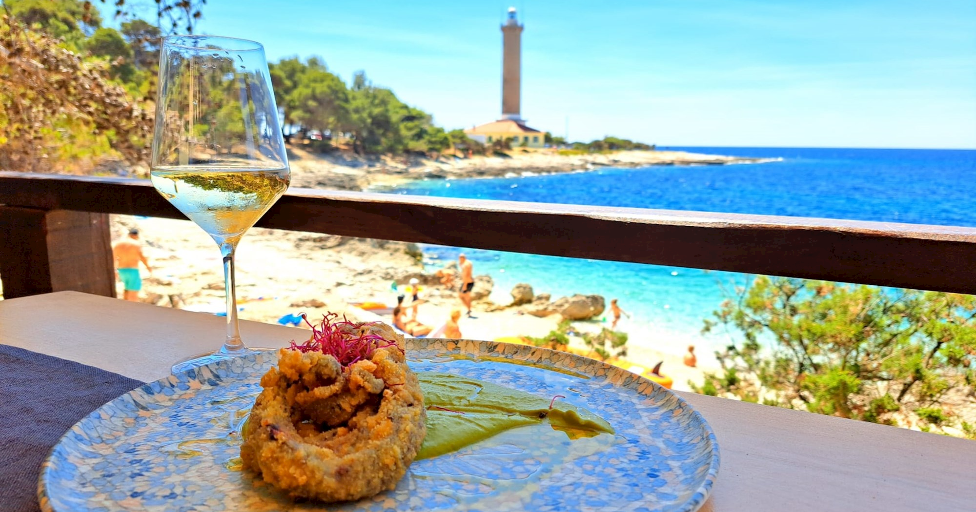 Jeli smo u restoranu s jednim od najboljih pogleda na Jadranu. Momi vrijedi posjeta