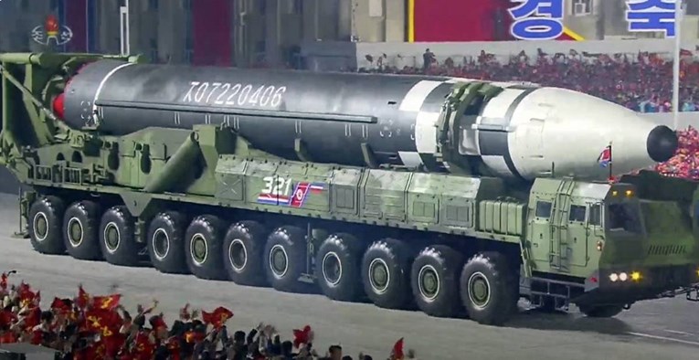 Sjeverna Koreja na paradi pokazala golemi interkontinentalni balistički projektil