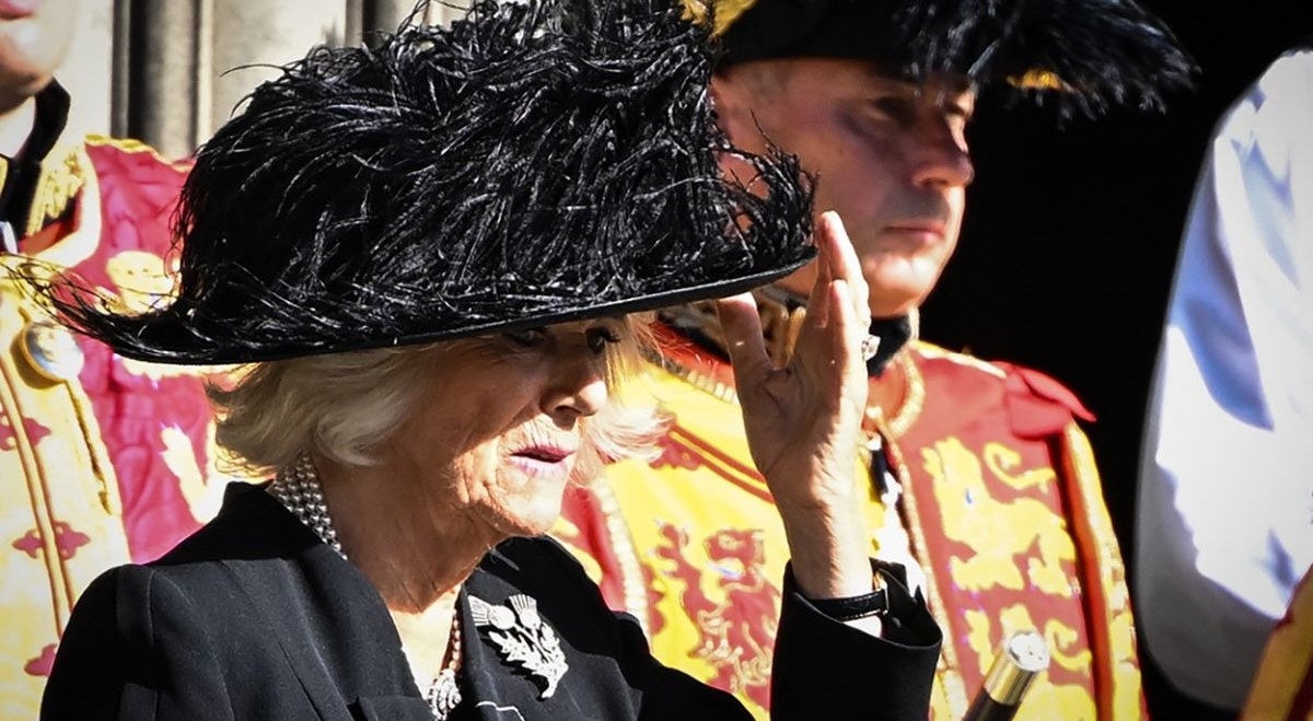 Camilla modnim dodatkom s posebnim značenjem odala počast kraljici na ispraćaju