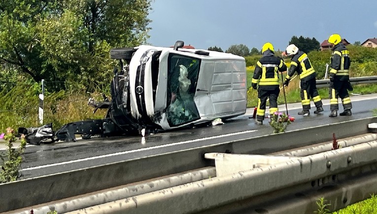 Nesreća na A4. Kombi završio na boku, nastala kolona