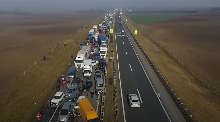 VIDEO Golemi lančani sudar na autocesti u Vojvodini, evo kako izgleda iz zraka