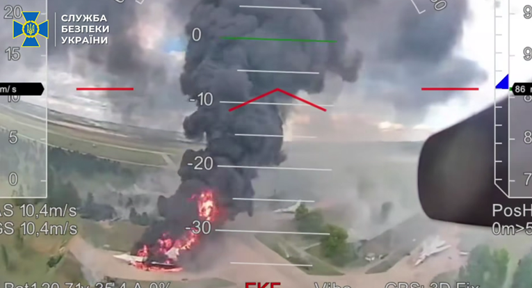 Dosad neviđena snimka. Snimljen cijeli put ukrajinskog drona od kamiona do bombardera