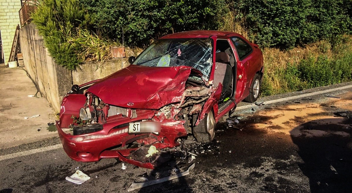 Djelatnik Hitne zaspao i udario auto s majkom i curicom. Radio 21 sat u komadu?