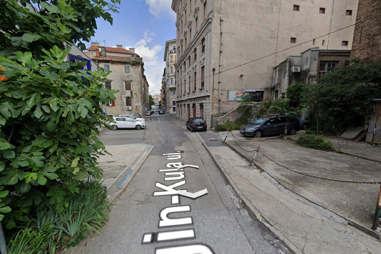 Vozač (26) u centru Rijeke autom udario policajca pa pobjegao