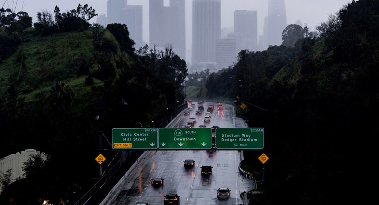 Velika oluja pogodila Kaliforniju. Najmanje pet poginulih, 92.000 domova bez struje