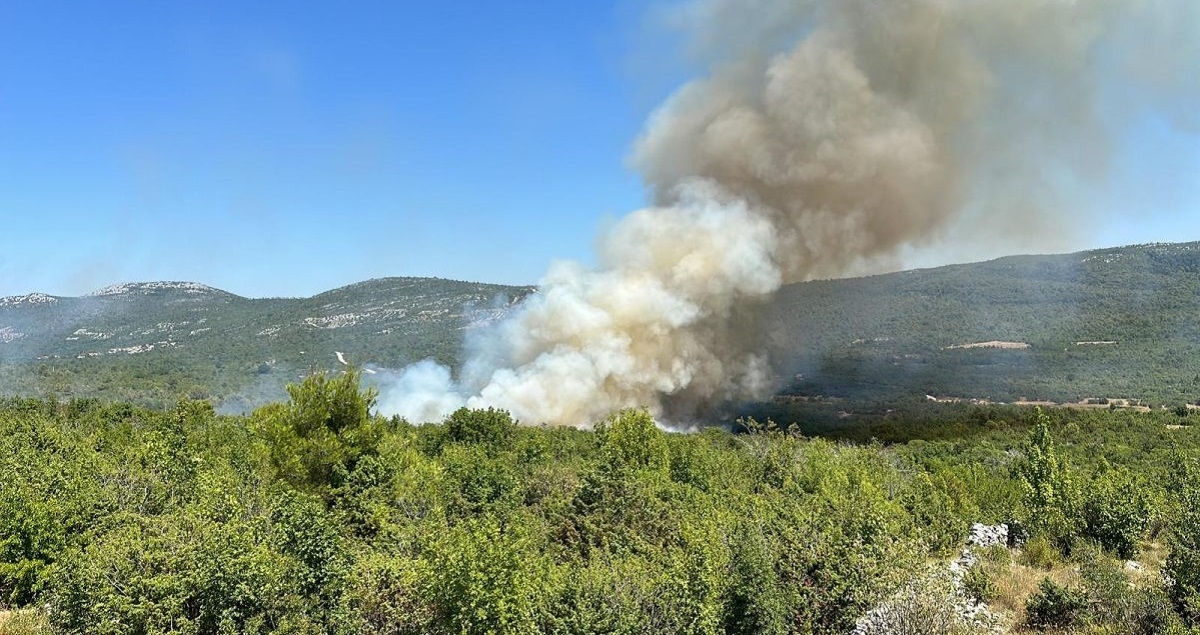 Izbio požar kod Trogira, pod nadzorom je. Kanaderi povučeni s terena