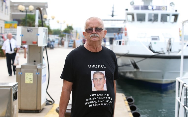 VIDEO Otac poginulog vatrogasca na Kornatu nosio majicu s natpisom "Ubojice"