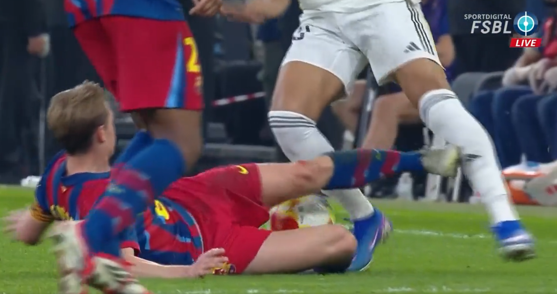 De Jong dobio izravni crveni u El Clasicu. Pogledajte njegov prekršaj