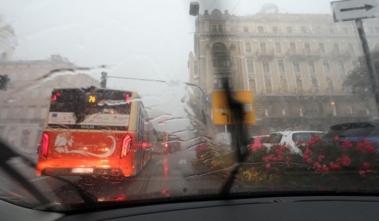 Oluja u Rijeci rušila stabla, pala dizalica, oštećen krov škole, kaos u prometu