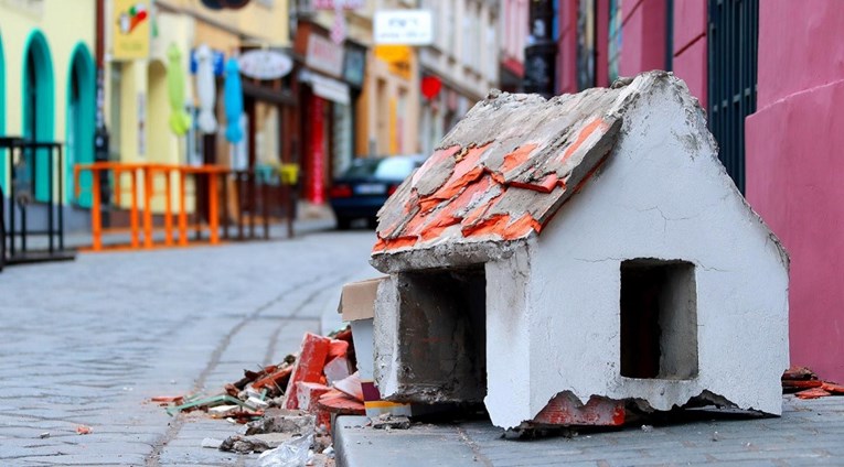 Podsjeća li i vas na nešto slomljeni dio krova u Radićevoj koji stoji na ulici?