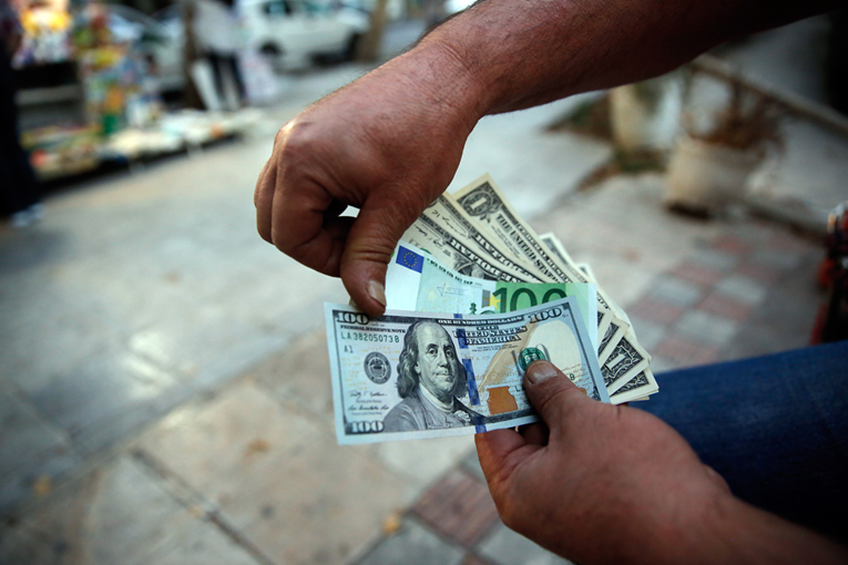 Dolar ojačao zbog krize na Bliskom istoku