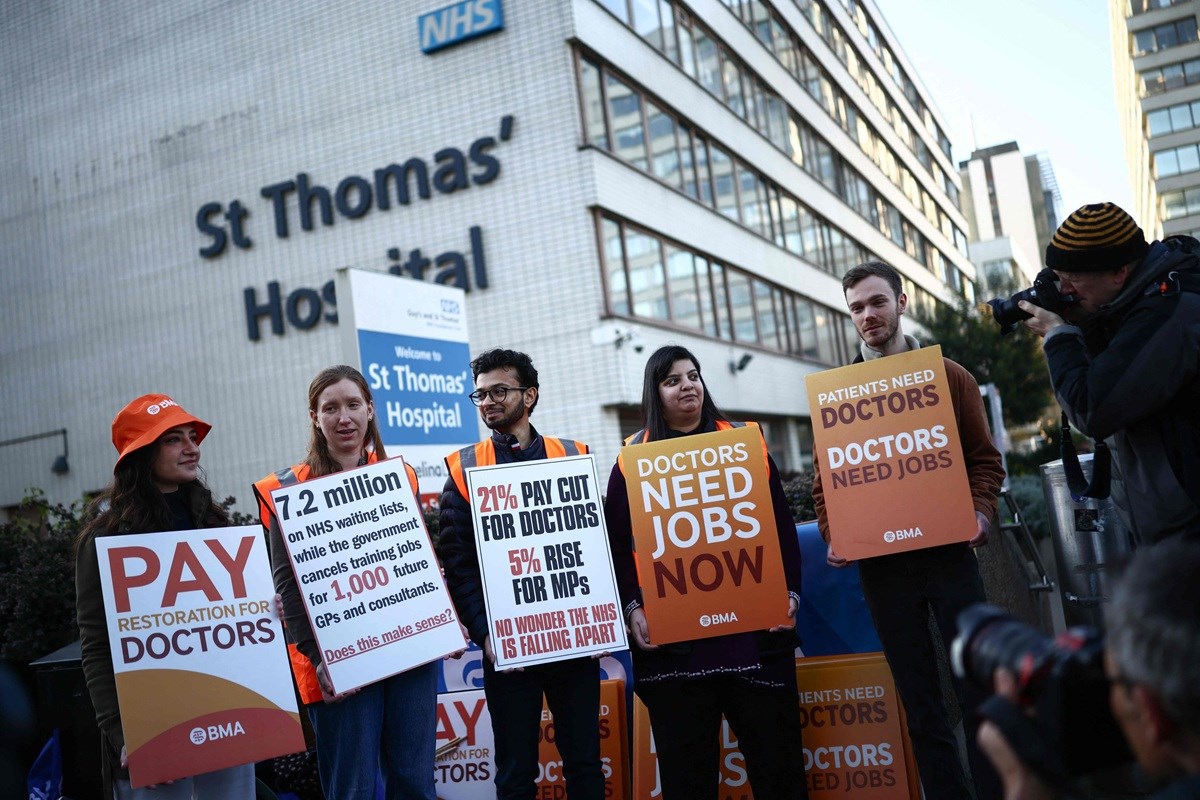 Deseci tisuća liječnika u Engleskoj u štrajku