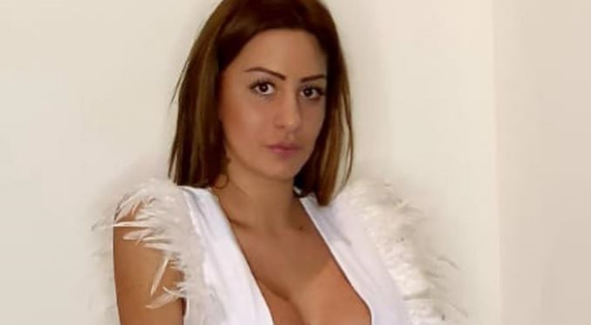 Haljina u kojoj je Mandarina čekala Novu pokriva samo strateške dijelove