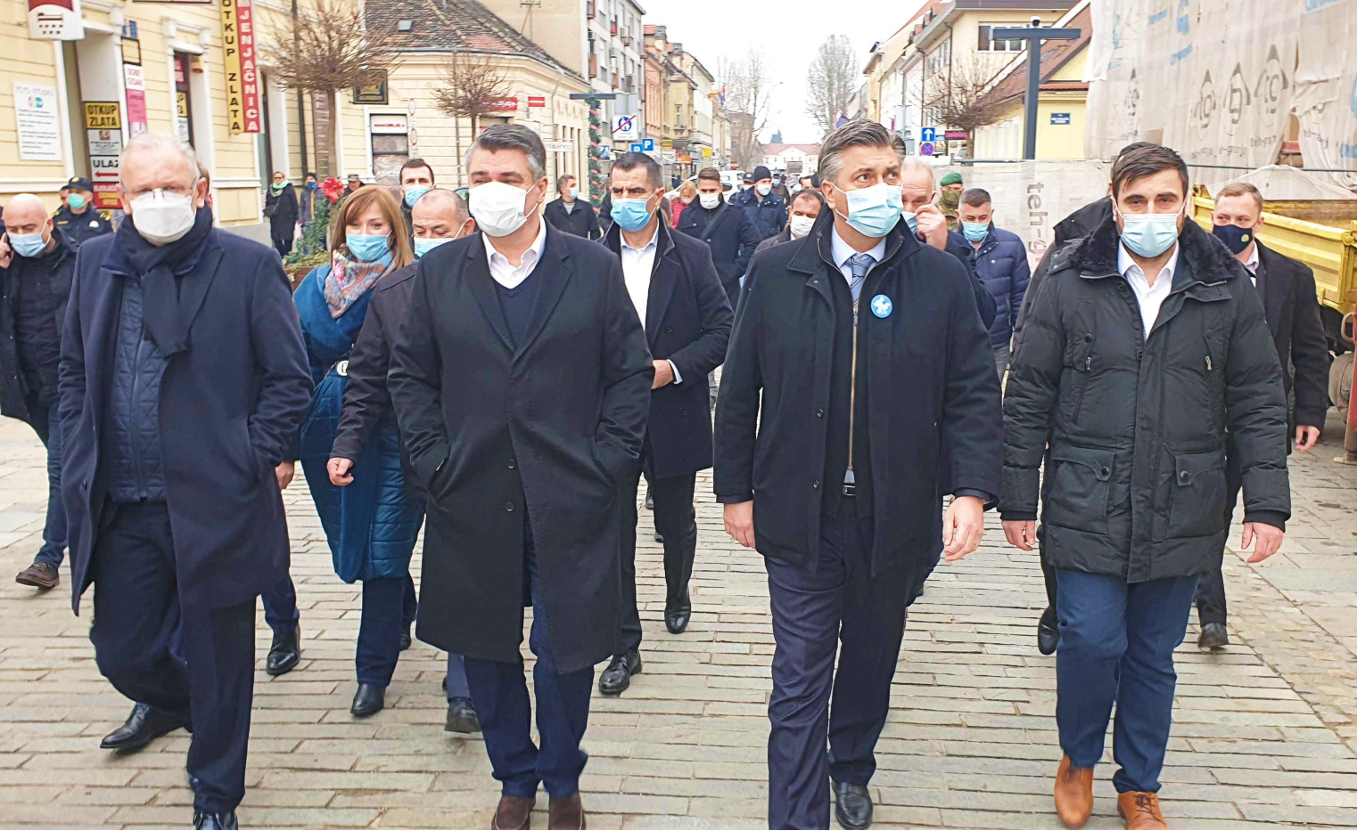 VIDEO Plenković i Milanović stigli u Sisak, obišli grad i pričali s ljudima
