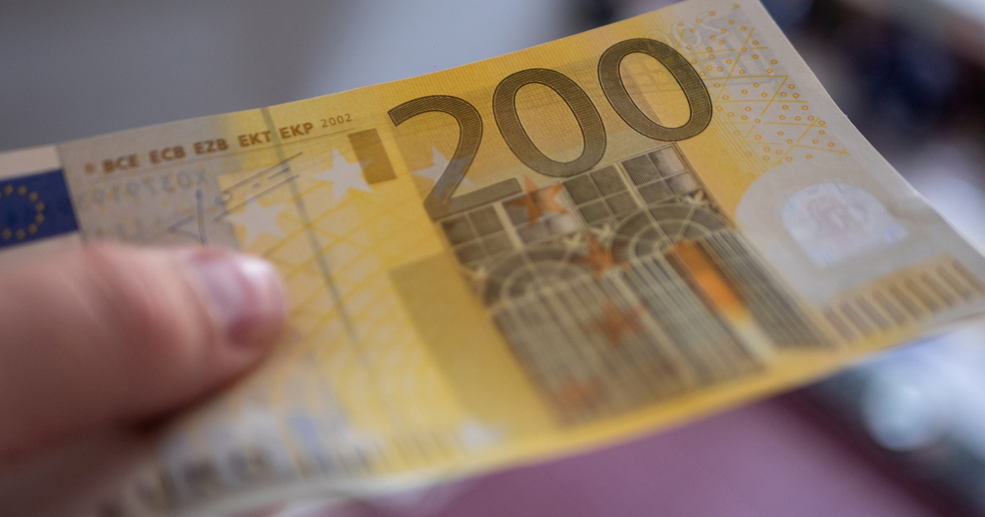 Vratio ženi dug u lažnim eurima, ona ih trošila u dućanima. Oboje su uhićeni