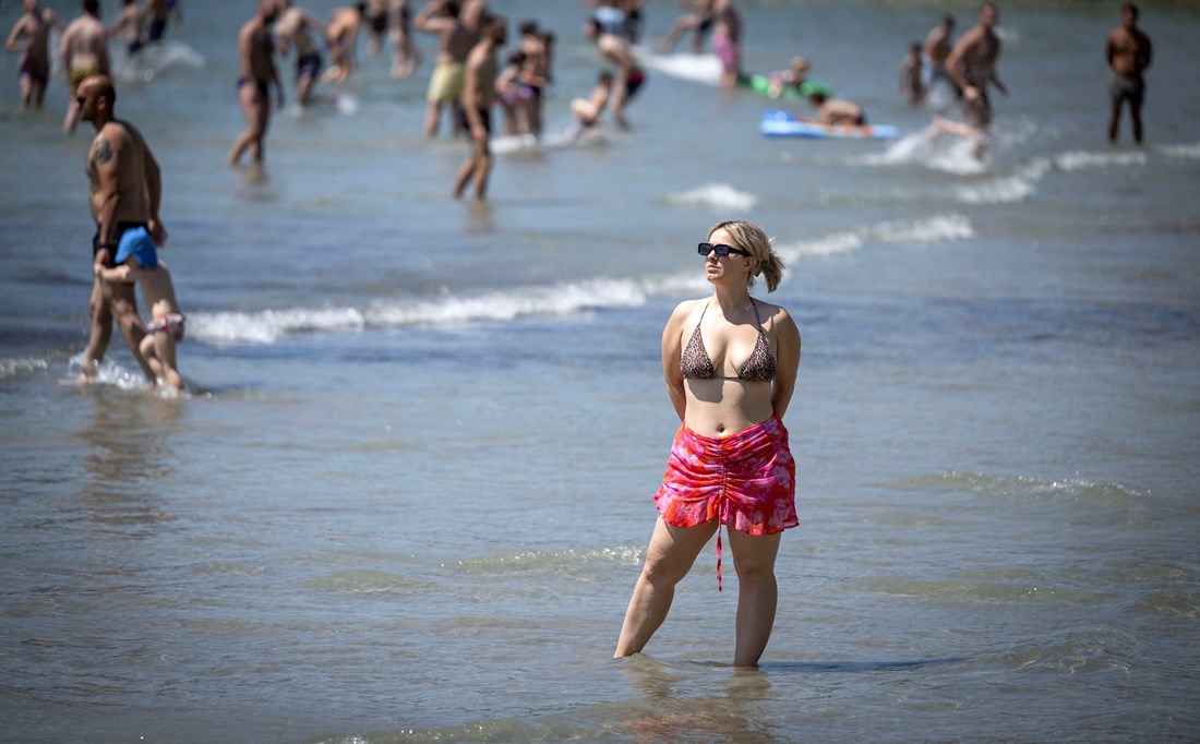 FOTO Topla subota u Splitu: Jedni razgledavaju grad, drugi se kupaju