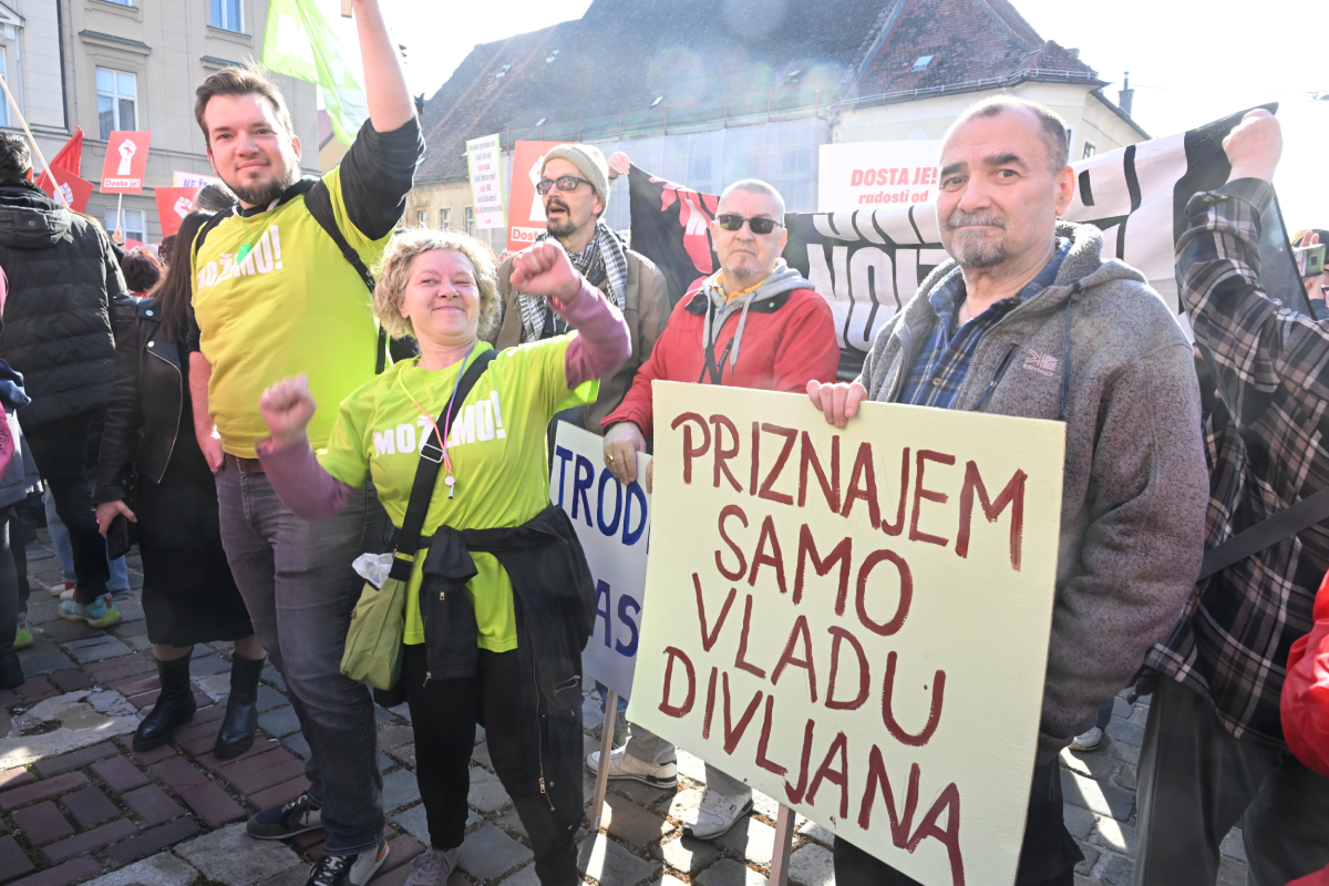 Plakat s imenom legende ex-yu rocka privukao pažnju na prosvjedu protiv HDZ-a