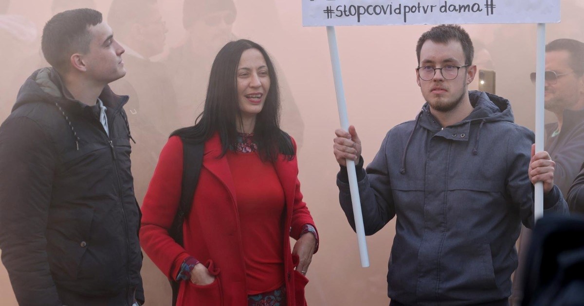 Jedan prosvjednik svojim je transparentom uspio povezati prosvjed i Maju Šuput