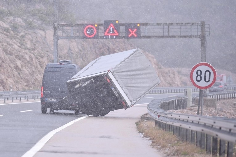 HAK javlja da je na autocestama više nesreća. Upozorenje zbog magle, kiše i snijega