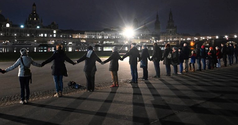 Tisuće ljudi u Njemačkoj stvorile ljudski lanac. Prosvjeduju protiv ekstremne desnice