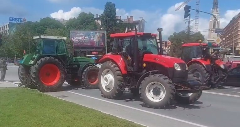 Srpski poljoprivrednici blokiraju ceste četvrti dan zaredom, traže državne poticaje