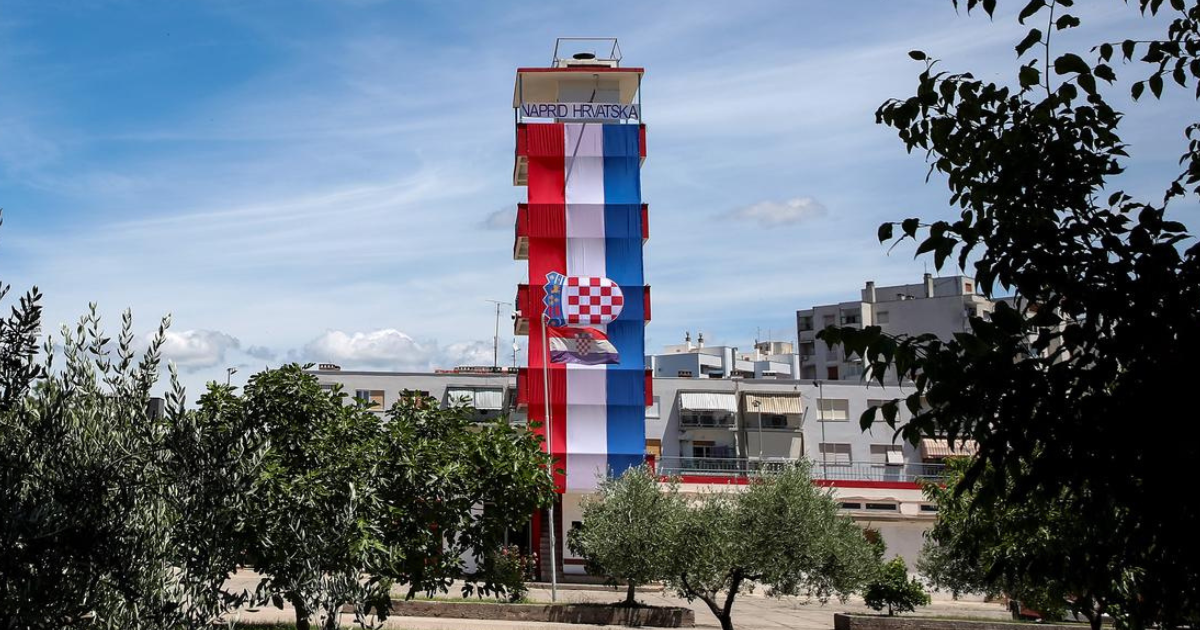 Na vatrogasnom tornju u Zadru postavljena hrvatska zastava u znak podrške Vatrenima