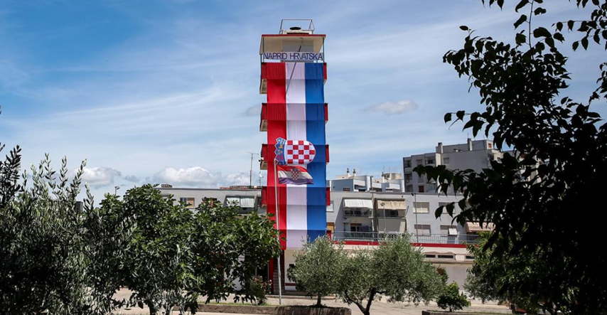 Na vatrogasnom tornju u Zadru postavljena hrvatska zastava u znak podrške Vatrenima