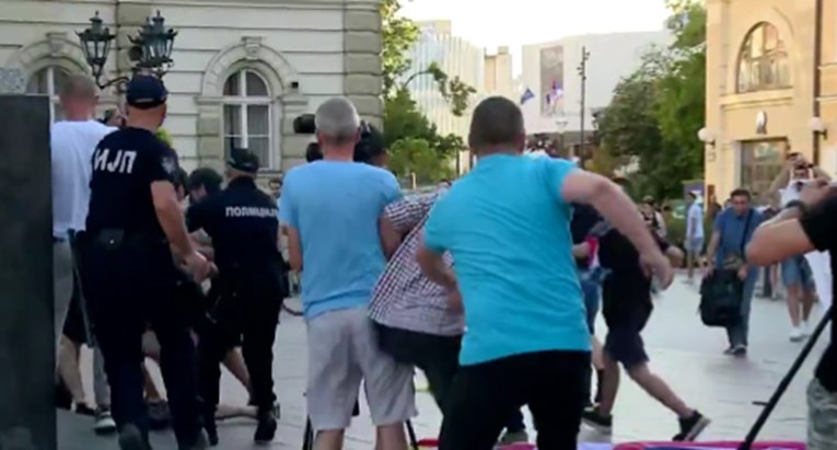 VIDEO Sukob neofašista obučenih u majice s likom Mladića i građana u Novom Sadu