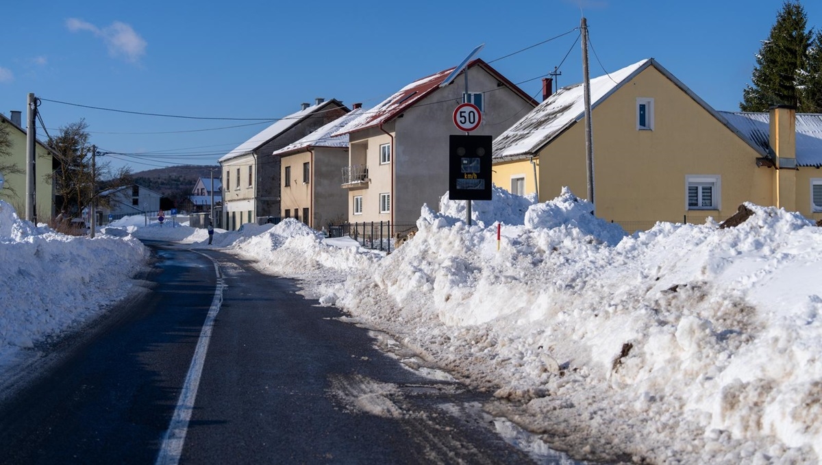 Ceste su mokre i skliske, neke su u Lici i Slavoniji zatvorene zbog snijega