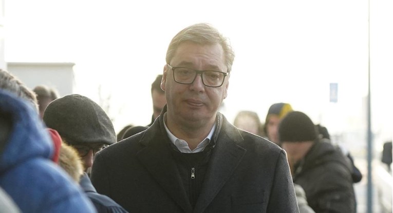 Vučić čekao u redu za glasanje. Pogledajte fotografije