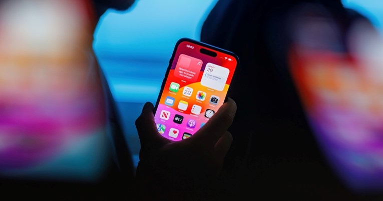 Je li netko upravo uhvaćen kako koristi iPhone 17 Pro u javnosti?