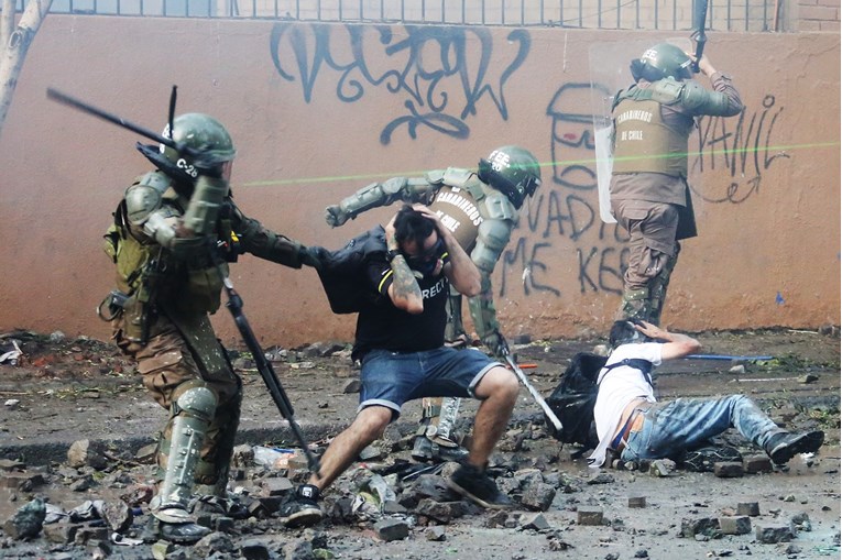 Predsjednik Čilea želi oštrije kazne za napadače na policajce tijekom prosvjeda