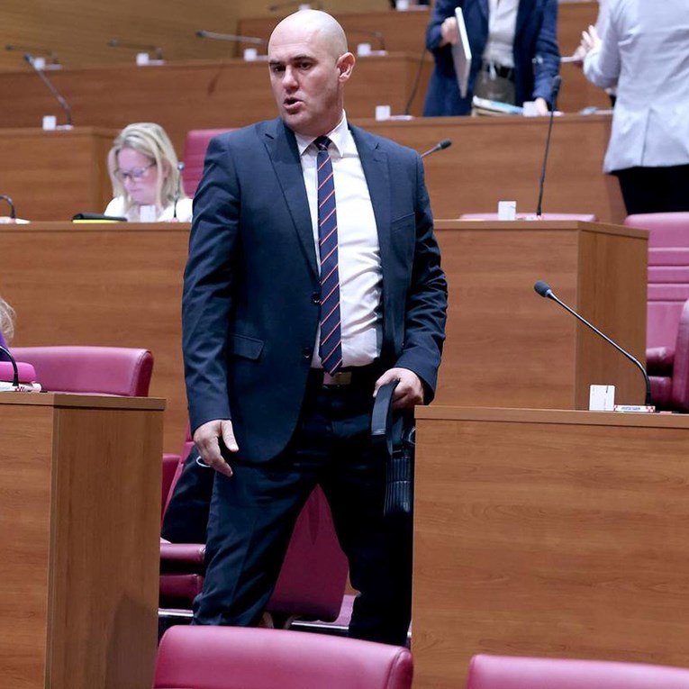 SDSS-ovka: Vi pucate po njivama. Dabro: Vaši sumještani pucaju na svakoj svadbi