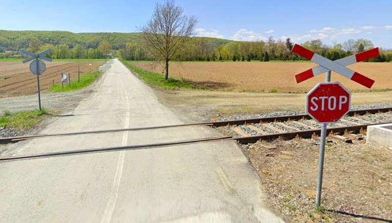 FOTO Netko je ukrao prometne znakove na pružnom prijelazu u Pleternici