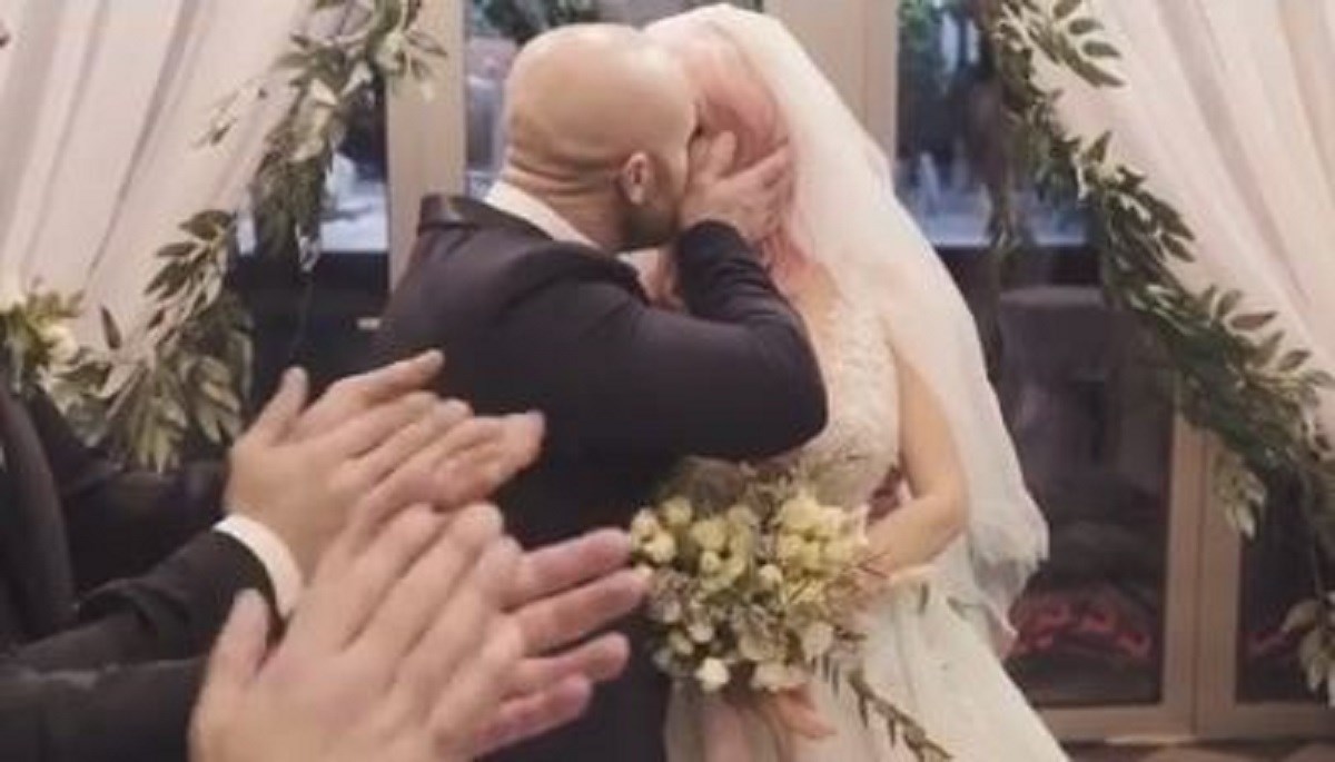 Bodybuilder oženio lutku za spolne odnose