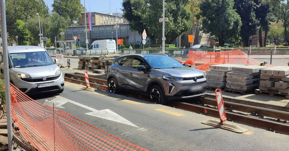 FOTO Auto upao u raskopane tračnice u Zagrebu