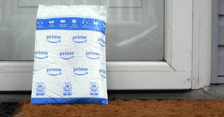 Amazon kaže da će prestati koristiti kuverte s plastičnom podstavom. Evo i zašto