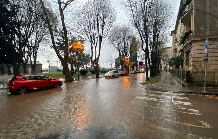 Grmljavinsko nevrijeme na Jadranu, kiša potopila ulice u Istri i Dalmaciji