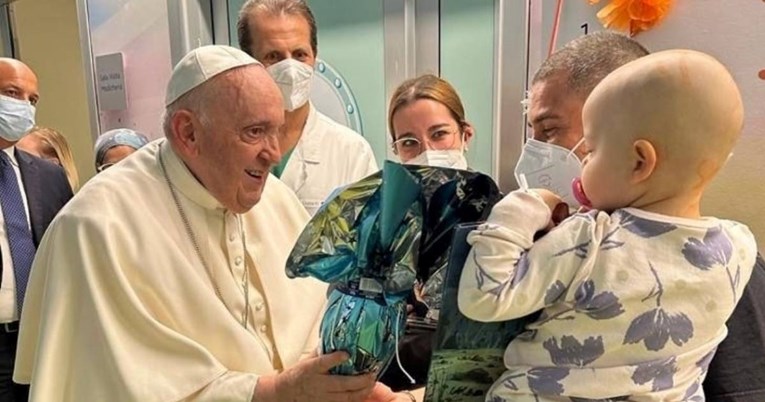 Vatikan: Papa u bolnici u kojoj se liječi iznenada posjetio teško bolesnu djecu