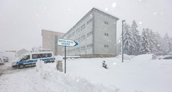 U dvorani u Gospiću 200 ljudi čeka otvaranje cesta, vani pada snijeg