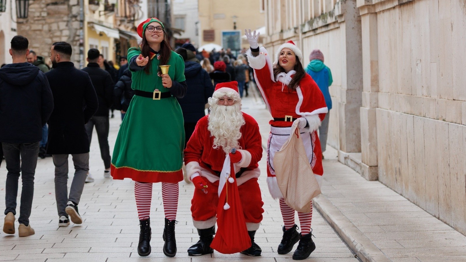 Zadrani slave Badnjak unatoč kiši: Pogledajte fotke s najluđeg dočeka uoči Božića