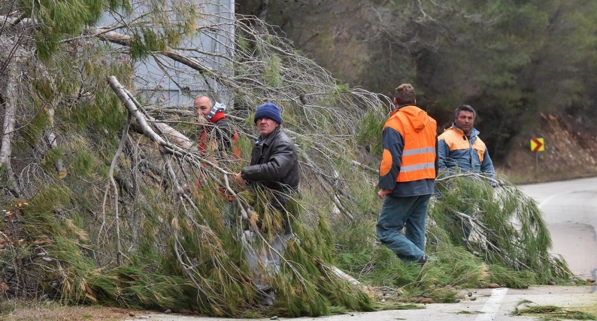 Bura u Dalmaciji srušila stabla, krovišta, suncobrane...