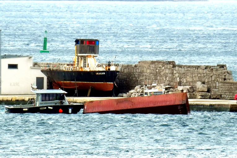 Vjetar u Rijeci otpuhao velike kontejnere s gata u more